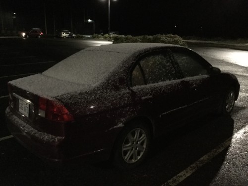 Auto couverte de givre.