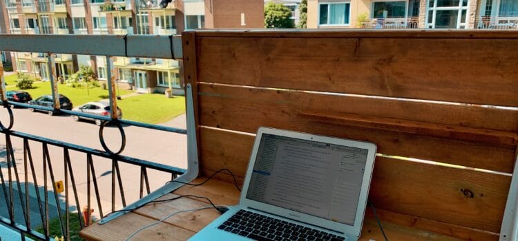 Bureau sur le balcon